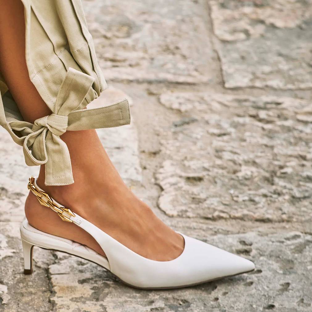 サンダル・ミュール PLAIN SS25 LUISA 55 (AG1633 CAMOSCIO2735BISCOTTO) XSL Flat Sandal | SAINT LAURENT | elysewalker