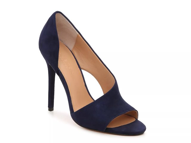 Halston store heritage pumps
