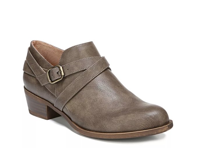 walking-shoes-for-travel