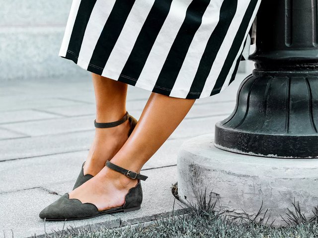 Journee Collection Lana Flat