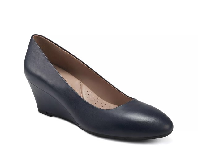 Aerosoles hot sale black wedges