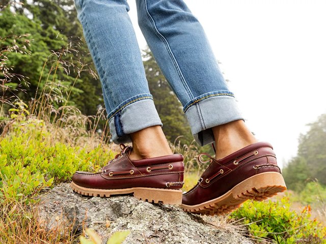 靴 Timbealand AUTHENTICS 3EYE CLASSIC Men's 3-Eye Lug Handsewn Boat Shoe - Burgundy | Timberland US