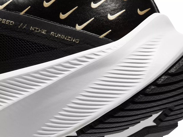 quest 3 athletic sneaker