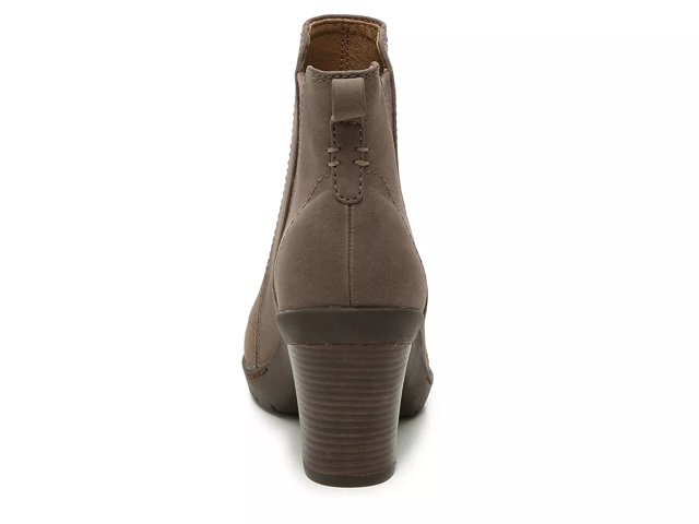 dasha chelsea boot
