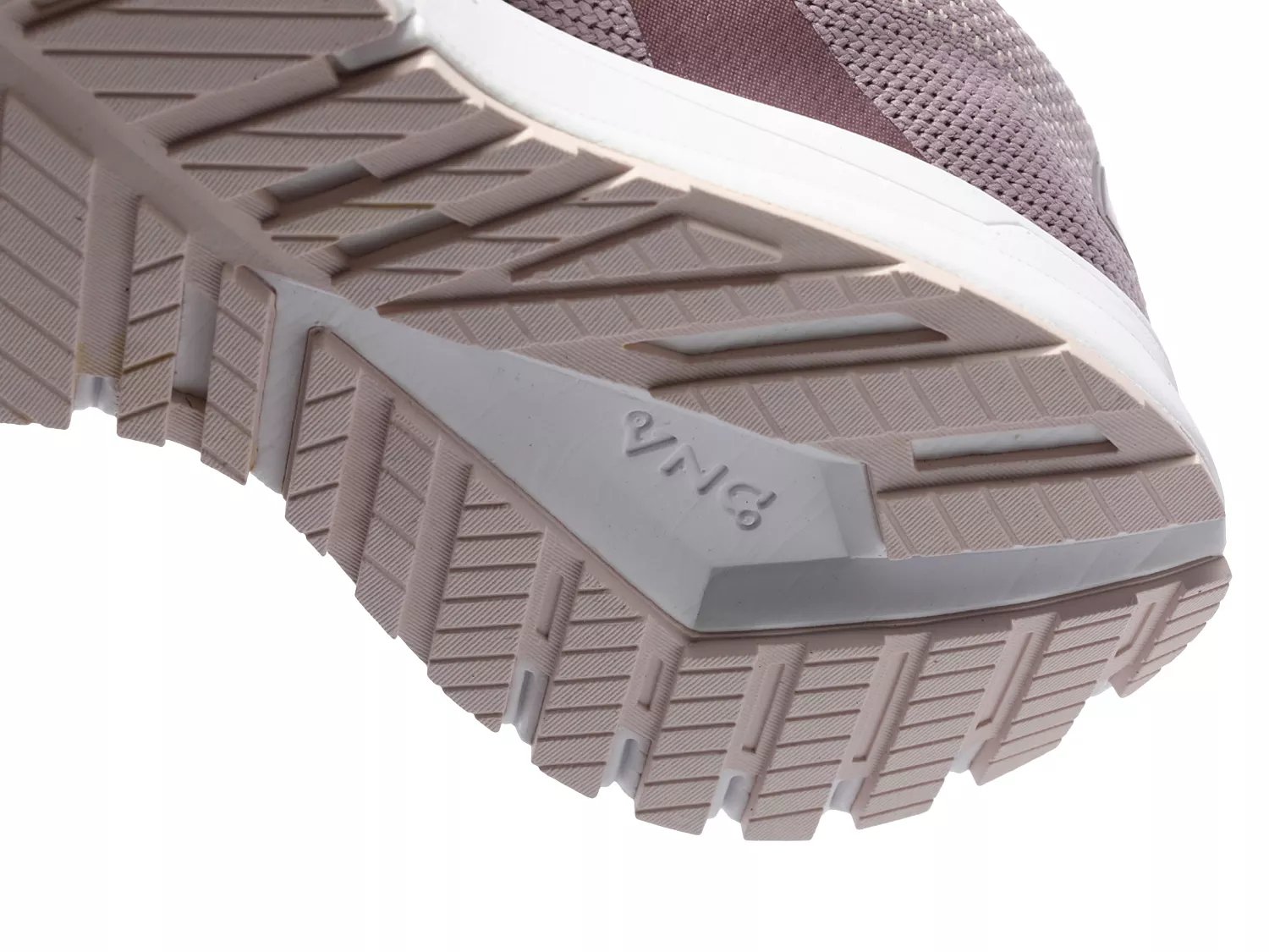 dsw brooks revel