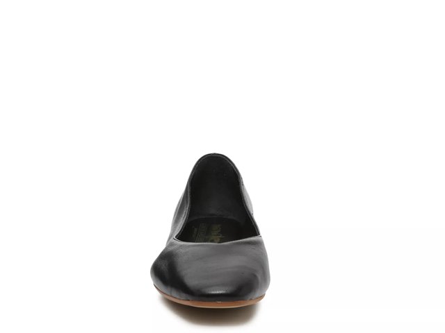 Coach and four flats shop