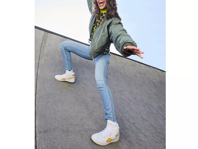 Le Happy wearing Reebok high sneakers  High top sneakers outfit, Reebok  high tops outfit, Reebok classic outfit