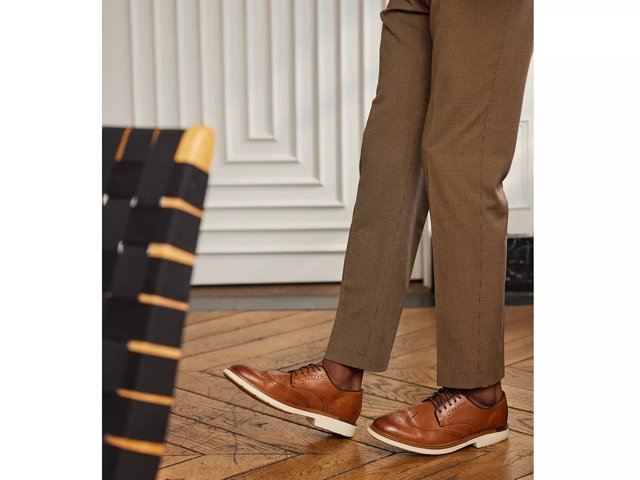 Wingtip style discount