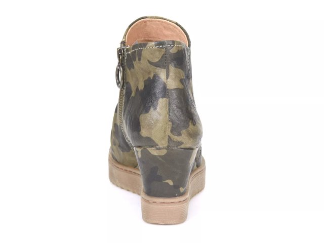 Sofft saige 2025 wedge bootie