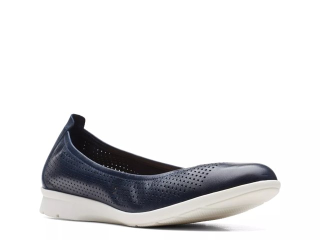 Clarks soft flats 2025