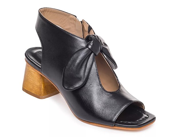 Bernardo Lizzie Sandal