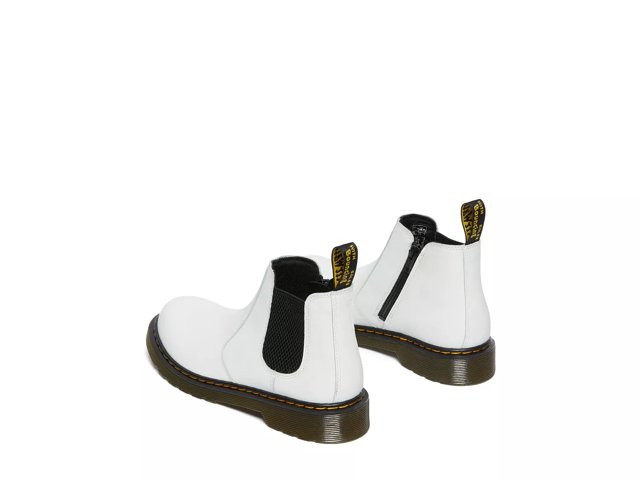 White chelsea boot dr martens 2025