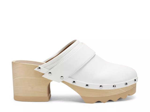 Aerosoles clogs outlet