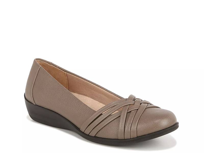 Taupe on sale shoes dsw