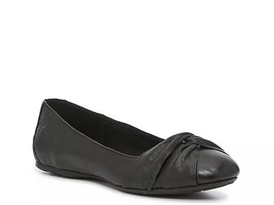 Born allie store scalloped leather flat