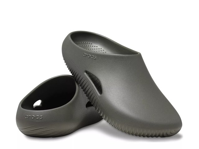 Crocs vs oofos top
