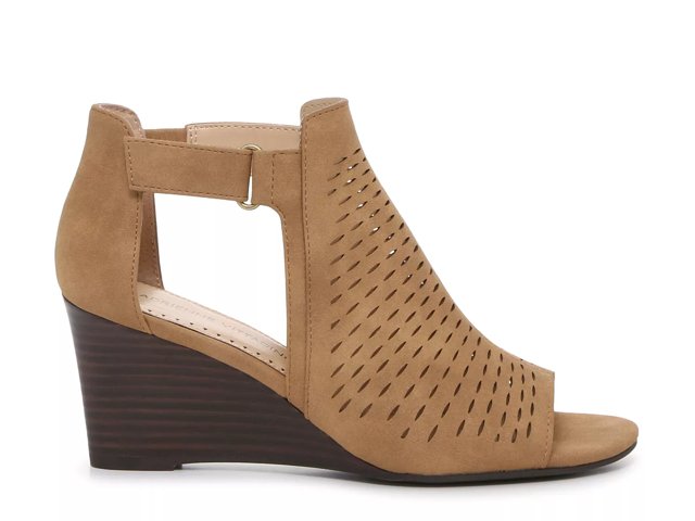 Adrienne Vittadini Footwear Women's Riva Wedge Sandal, terracotta, 8 M US :  : Clothing, Shoes & Accessories