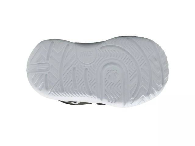 Nike Team Hustle D 11 Basketball Sneaker Kids