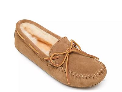 Dsw minnetonka best sale women's slippers