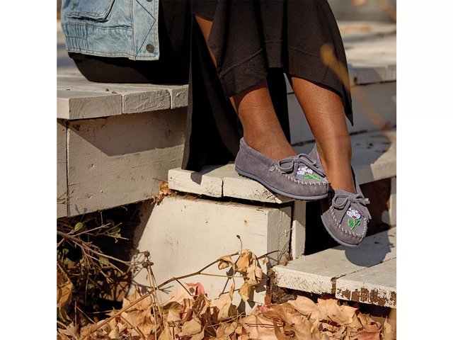 Minnetonka Ziigwan Waabigwan Slipper - Free Shipping | DSW