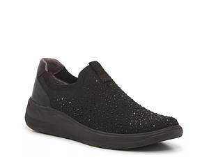 Womens all black hot sale slip on shoes