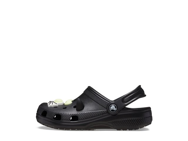 Kids black crocs discount