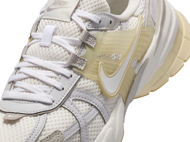 Nike V2Kラン Amazon.com | Nike V2K Run Women's Shoes (FD0736-006, Photon