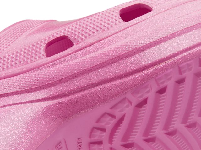 【BALENCIAGA】Pool Crocs スライドサンダル★ピンク BALENCIAGA + Crocs Pool perforated neon rubber slides | NET
