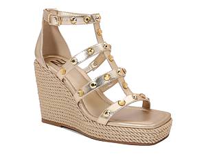 【NINE WEST】Sardis スタッズ ウェッジサンダル Sardis Studded Wedge Sandals – Nine West