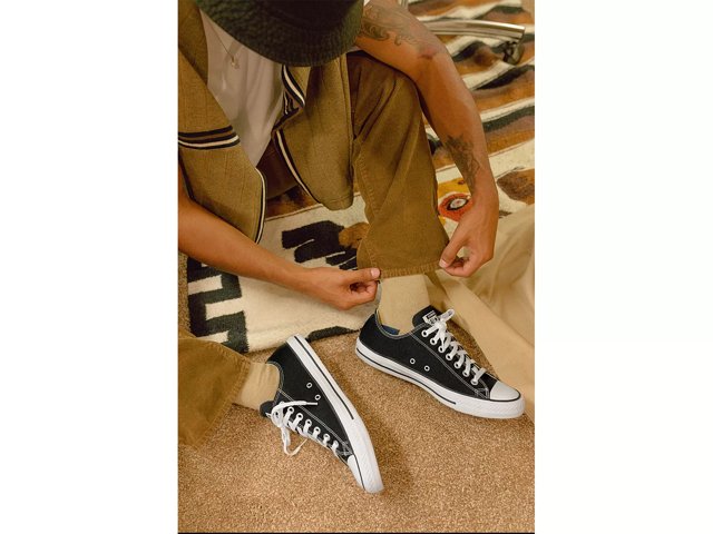 Converse on feet men hot sale