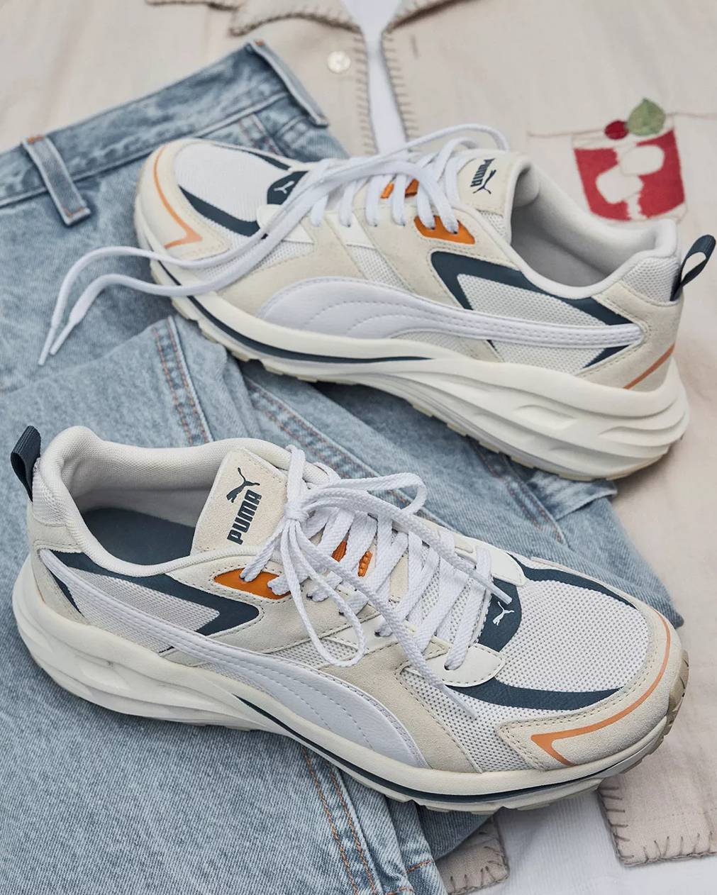 https://images.dsw.com/is/image/DSWShoes/P240038_editorial_m-athletic-era-jogger?impolicy=qlt-medium&imwidth=1011&imdensity=1